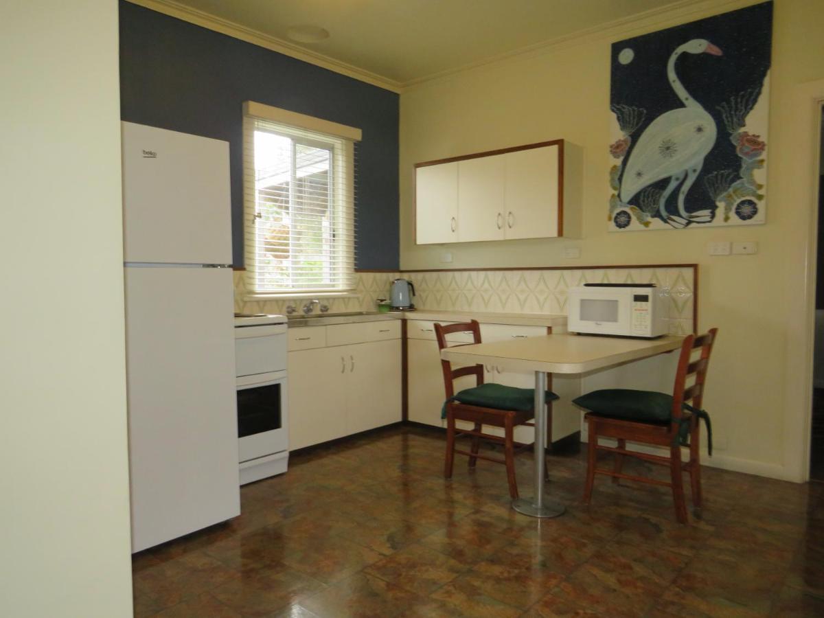 Lakes Entrance Waterfront Cottages With King Beds Exterior photo