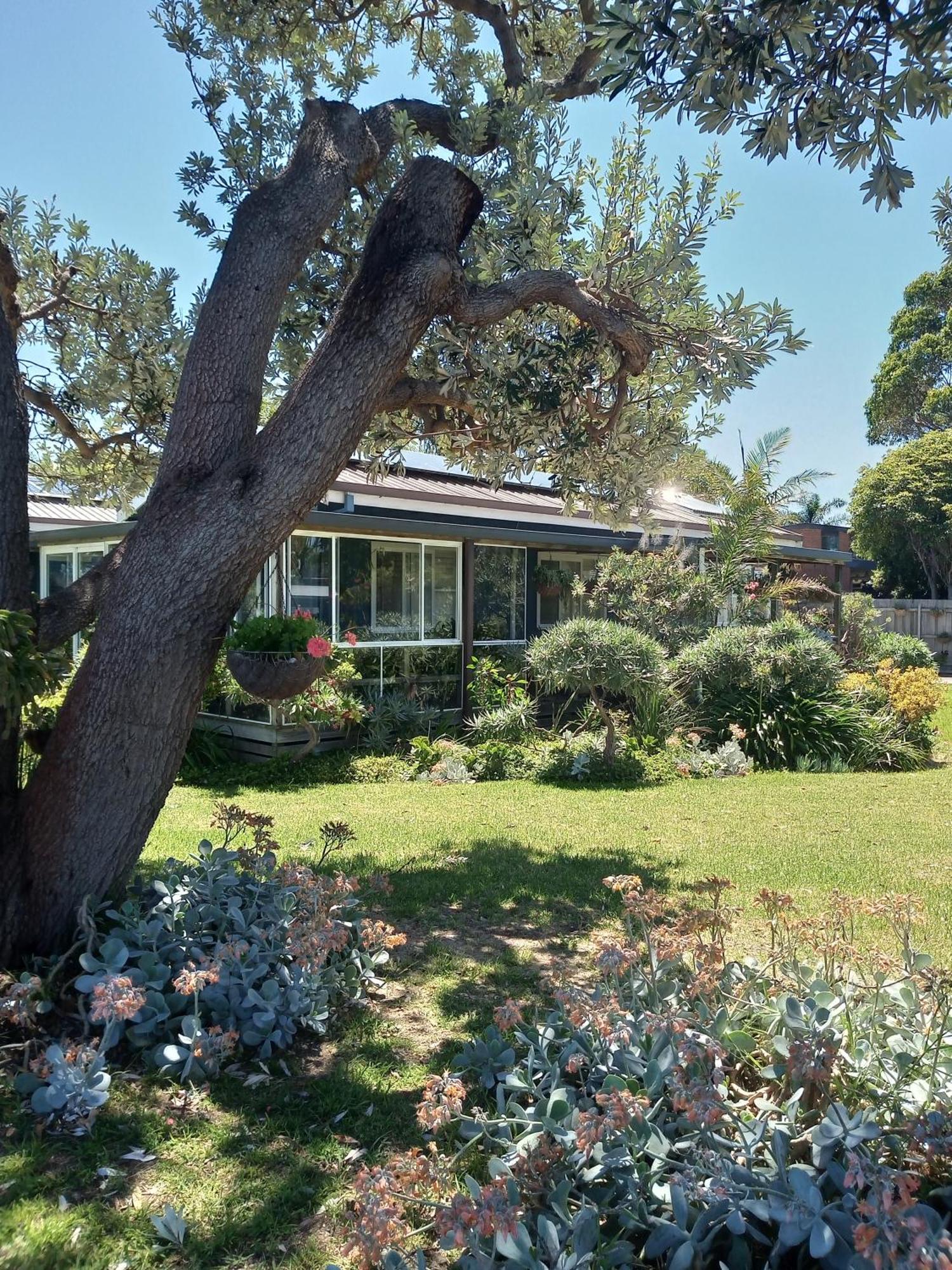 Lakes Entrance Waterfront Cottages With King Beds Exterior photo