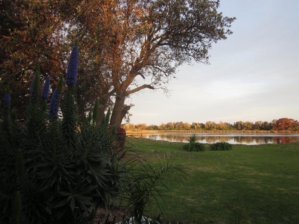 Lakes Entrance Waterfront Cottages With King Beds Exterior photo
