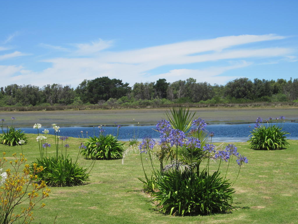 Lakes Entrance Waterfront Cottages With King Beds Exterior photo