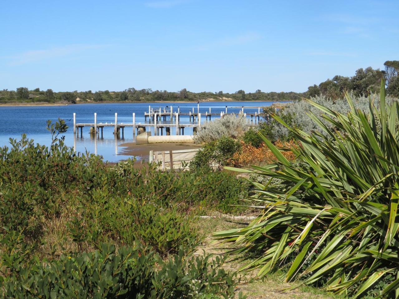 Lakes Entrance Waterfront Cottages With King Beds Exterior photo
